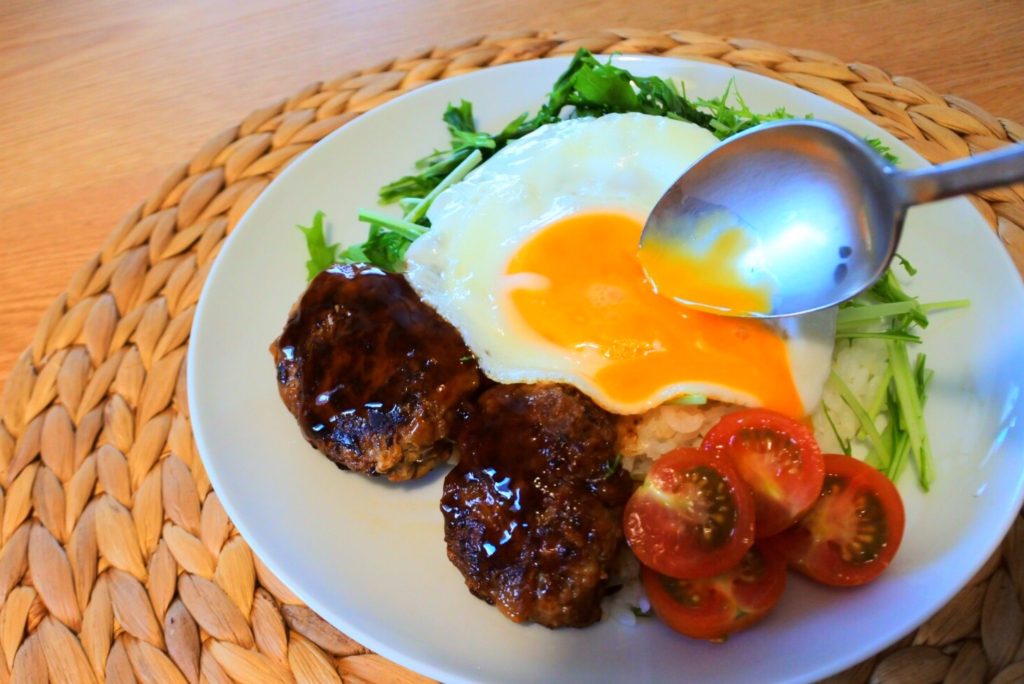 半熟卵がとろ り ロコモコ丼の作り方 管理栄養士きゃさりんのお料理ブログ